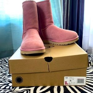 Pink Uggs classic short 2 size 8/39